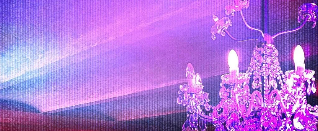 Kronleuchter und farbiges Licht in einer Tanzatmosphäre.